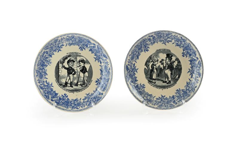Gien, Coppia di assiette parlante in terraglia, fine XIX/inizi XX secolo