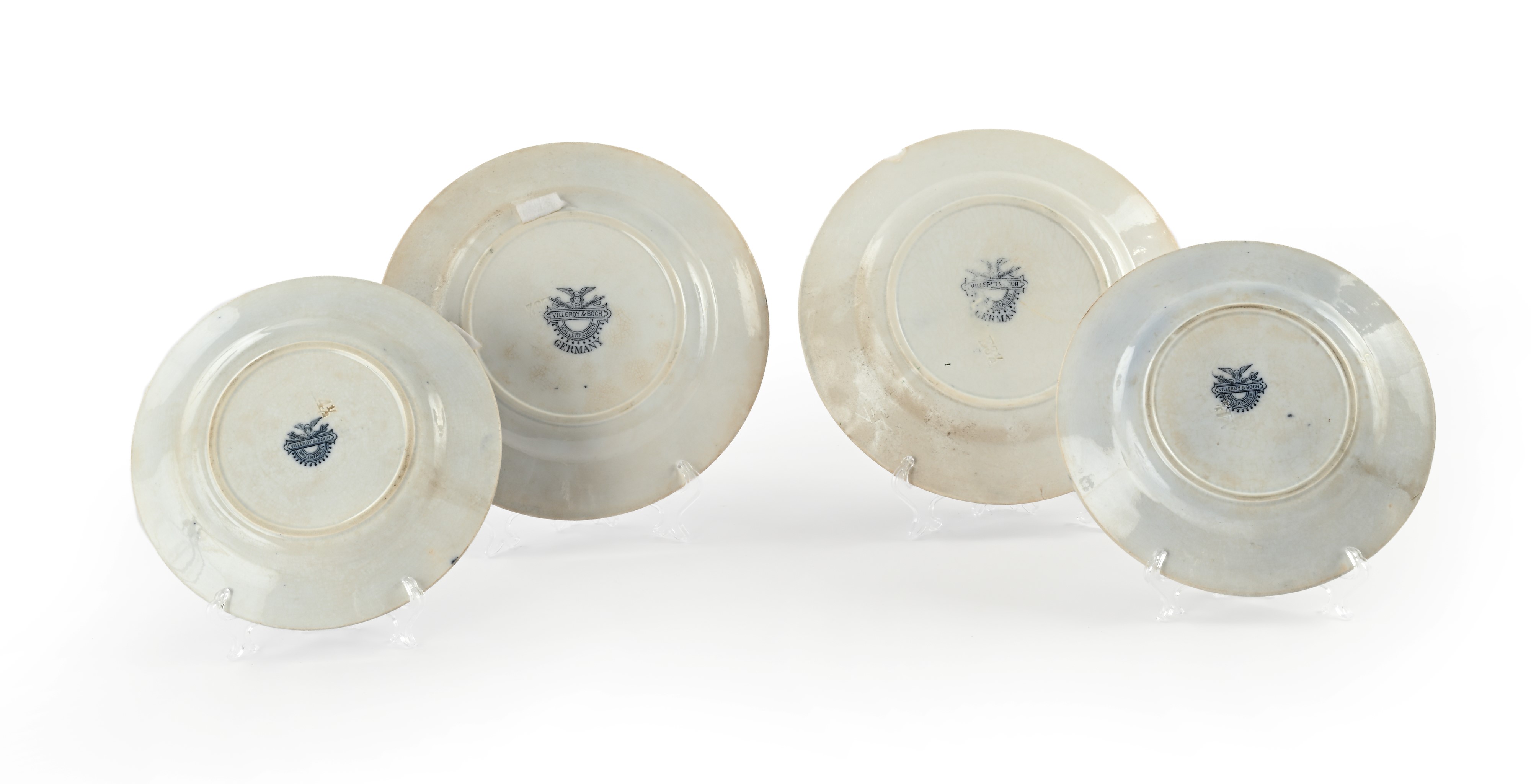 Villeroy & Boch, Due coppie di piatti in terraglia, decorazione monocroma blu, Germania, fine XIX...