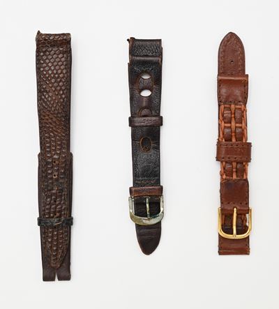 Tre cinturini usati in pelle vintage, due senza fibbia