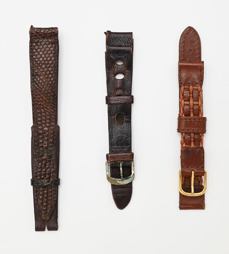 Tre cinturini usati in pelle vintage, due senza fibbia