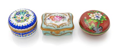 Tre scatoline decorative: Portagioie in porcellana francese, scatola circolare in rame smaltato e...