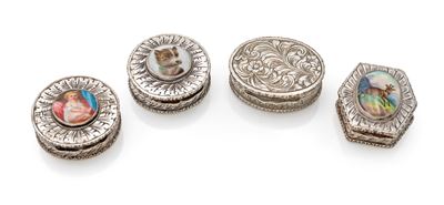 Quattro portapillole in argento con placchette in porcellana e decorazione a volute vegetali inci...
