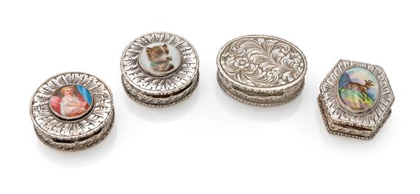 Quattro portapillole diversi in argento con placchette in porcellana
