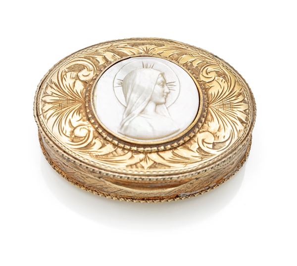 Scatolina ovale in argento dorato con cammeo di madreperla