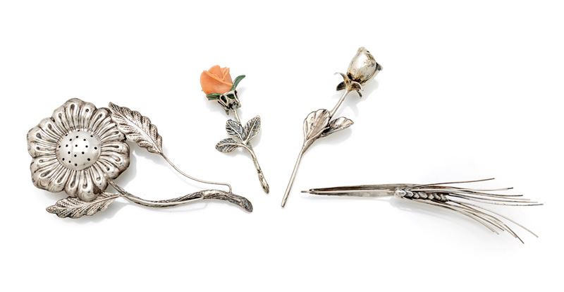 Spargitalco a forma di fiore in argento, due fiori recisi e una spiga