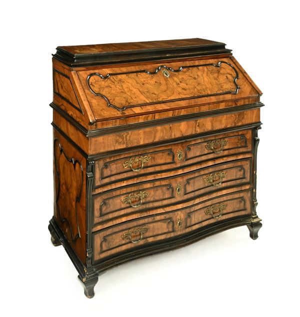 Cassettone a ribalta in noce e radica, Lombardia, XVIII secolo