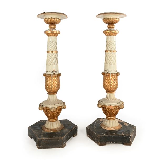 Coppia di maestose torciere in legno intagliato, laccato e dorato, XVIII secolo