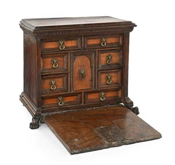 Piccolo monetiere in noce e radica, XVII secolo