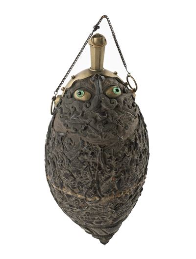 Fiasca porta polvere da sparo in noce di cocco intagliata con cannello in ottone e tappo