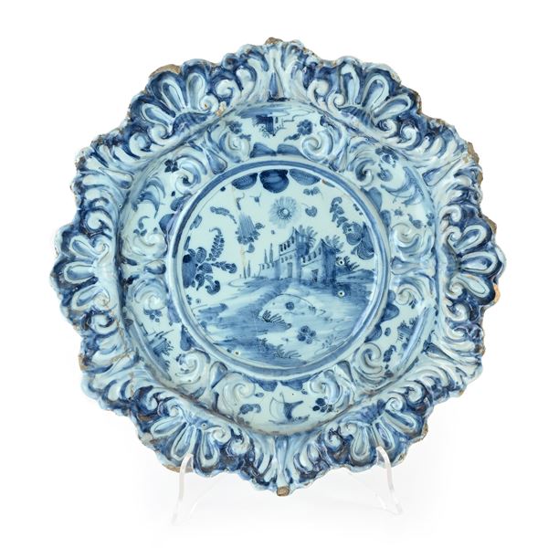 Grande piatto in maiolica decorato in blu su fondo berettino, Savona, fine XVII secolo