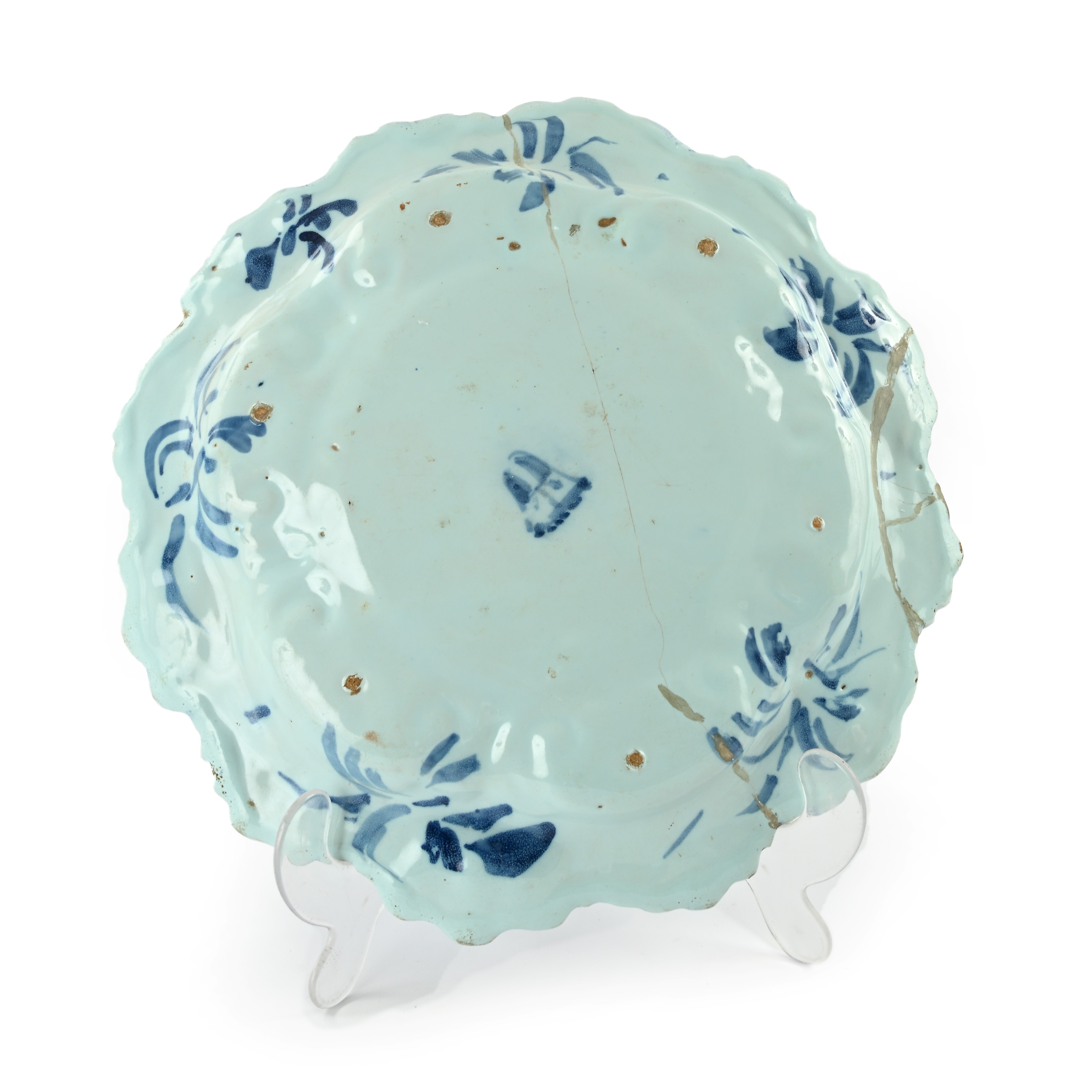 Grande piatto in maiolica decorato in blu su fondo berettino, Savona, fine XVII secolo