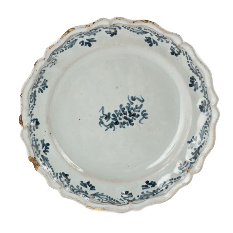 Piatto in maiolica bianca e blu, manifattura Levantino di Empoli, fine XVIII/inizi XIX secolo