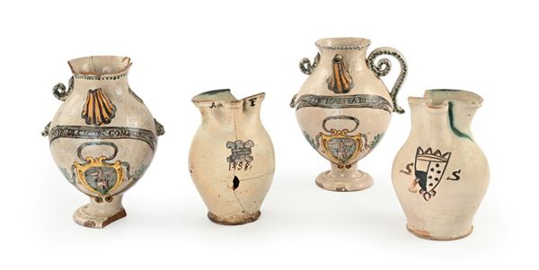 Quattro antiche brocchette diverse con stemmi ed iscrizioni farmaceutiche