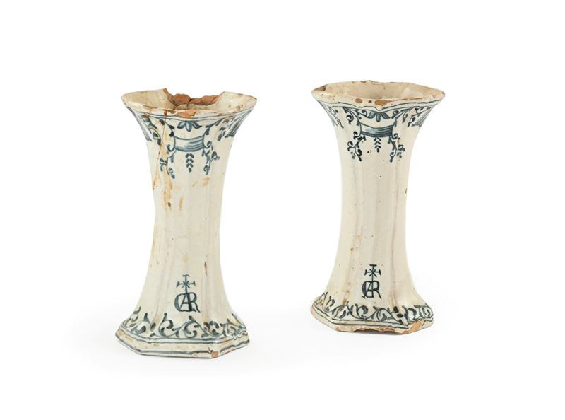 Coppia di contenitori per unguenti in ceramica bianca e blu