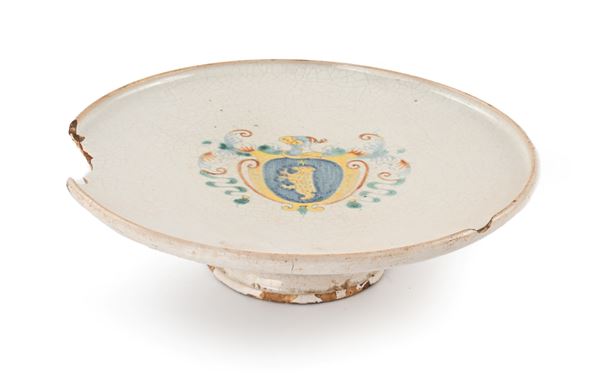 Antica alzata in ceramica con stemma policromo