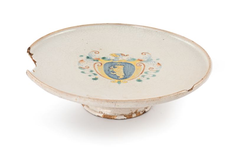 Antica alzata in ceramica con stemma policromo