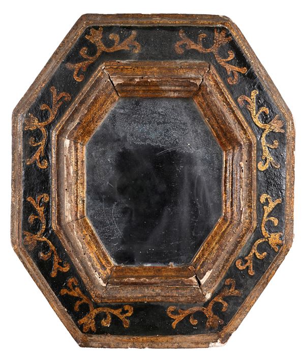 Cornice ottagonale in legno ebanizzato e dorato con specchio, XVII secolo