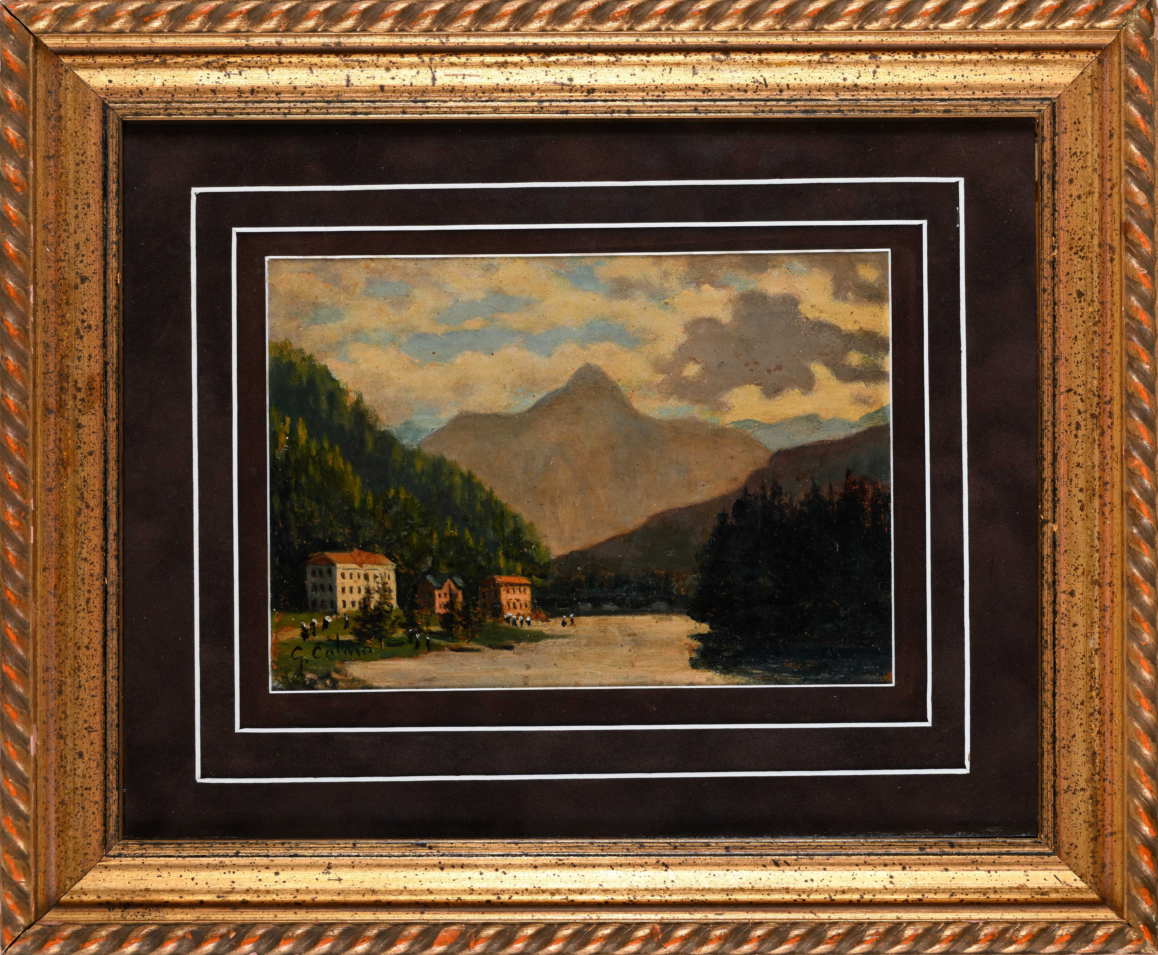 Valle in montagna con edifici e passanti