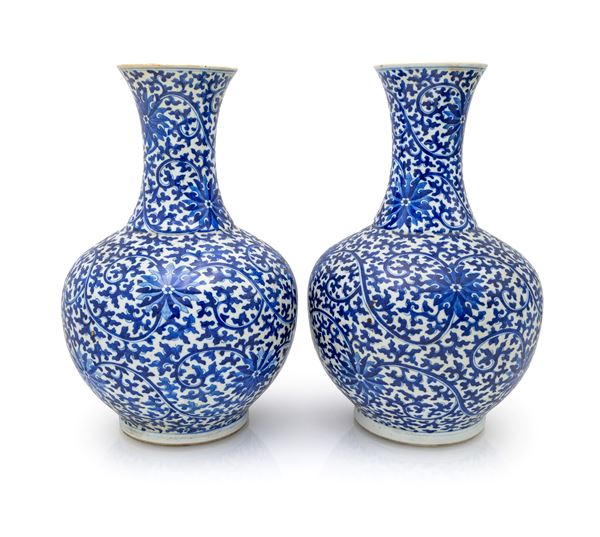 Coppia di vasi in porcellana bianca e blu cobalto, Cina, dinastia Qing, XIX secolo