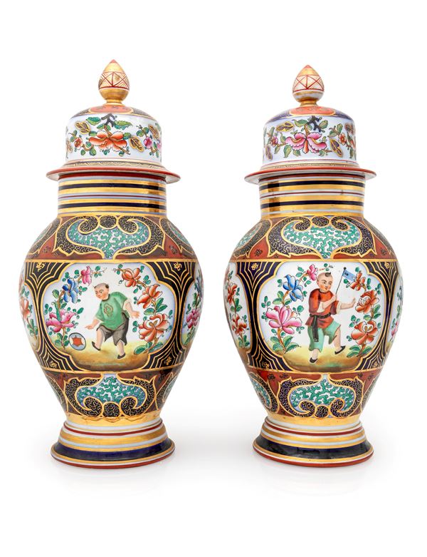 Coppia di potiches in porcellana policroma e dorata con figure orientali