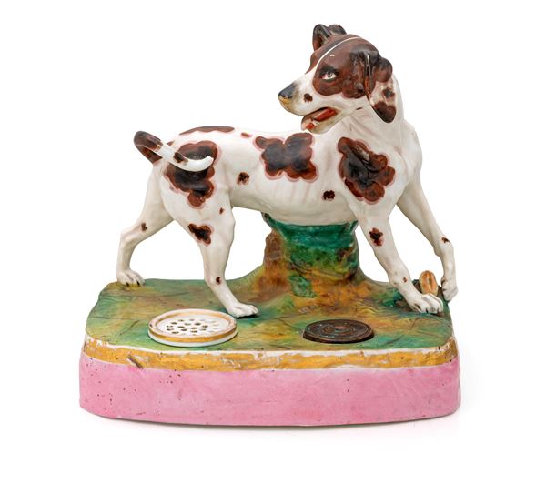 Calamaio in porcellana policroma con figura di cane da caccia, Francia, XIX secolo