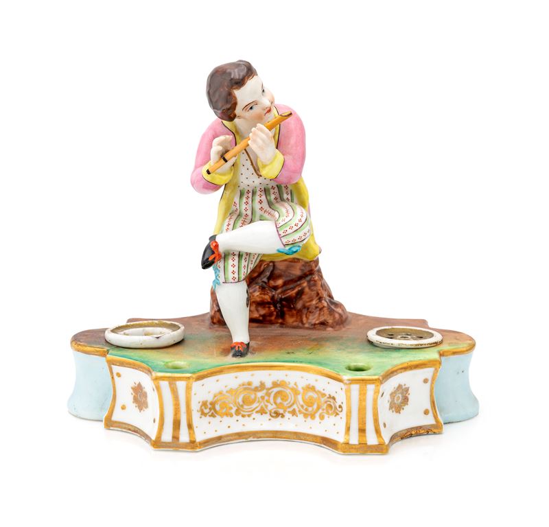 Calamaio in porcellana policroma con figura di suonatore di flauto, Francia, XIX secolo, cm 16x18...