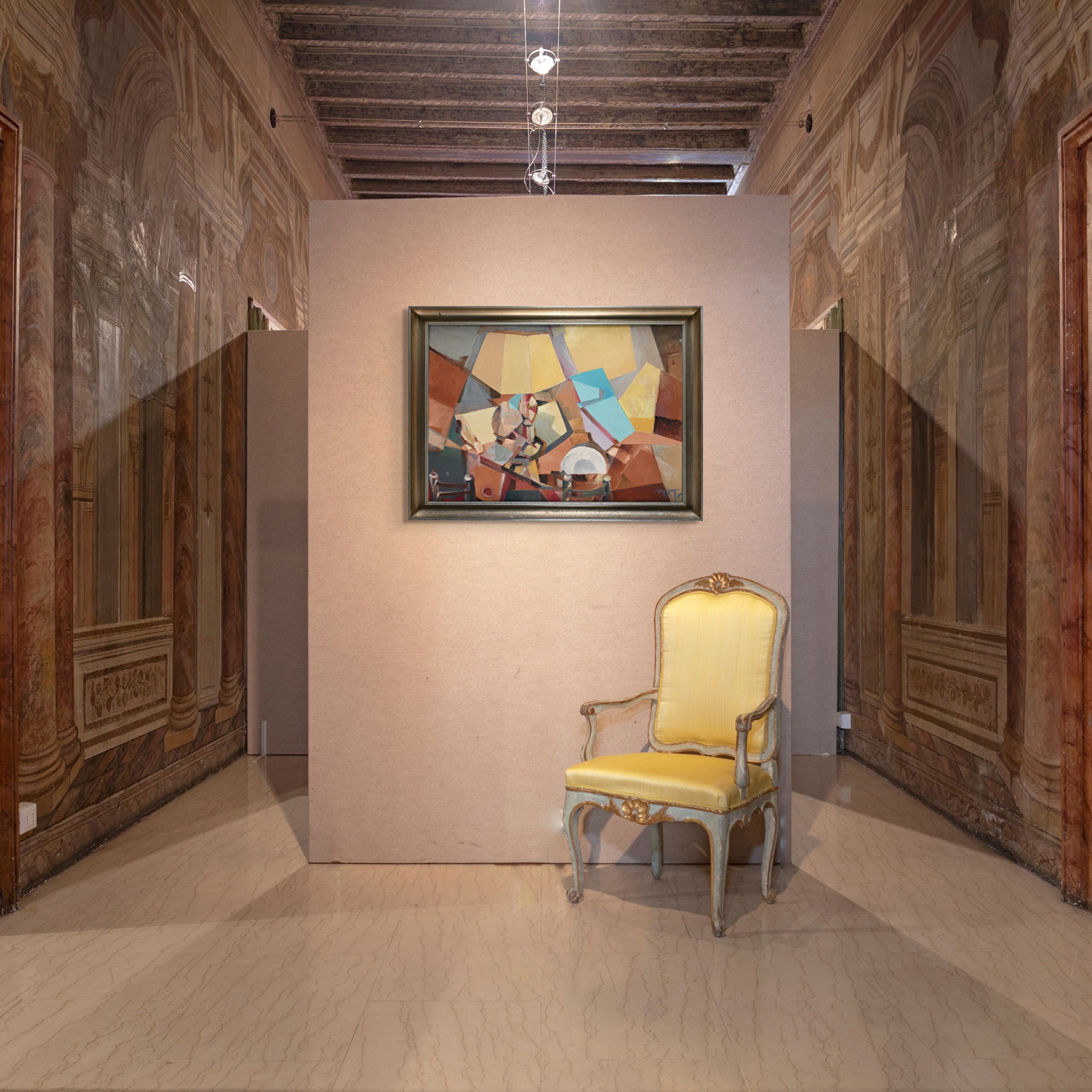 Tato - Veduta d'interno con lampada, tavolo e sedie