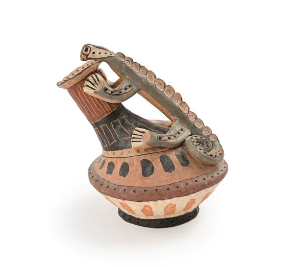 Cesare Siviglia - Vaso in terracotta decorata a motivi geometrici e con manico a forma di iguana