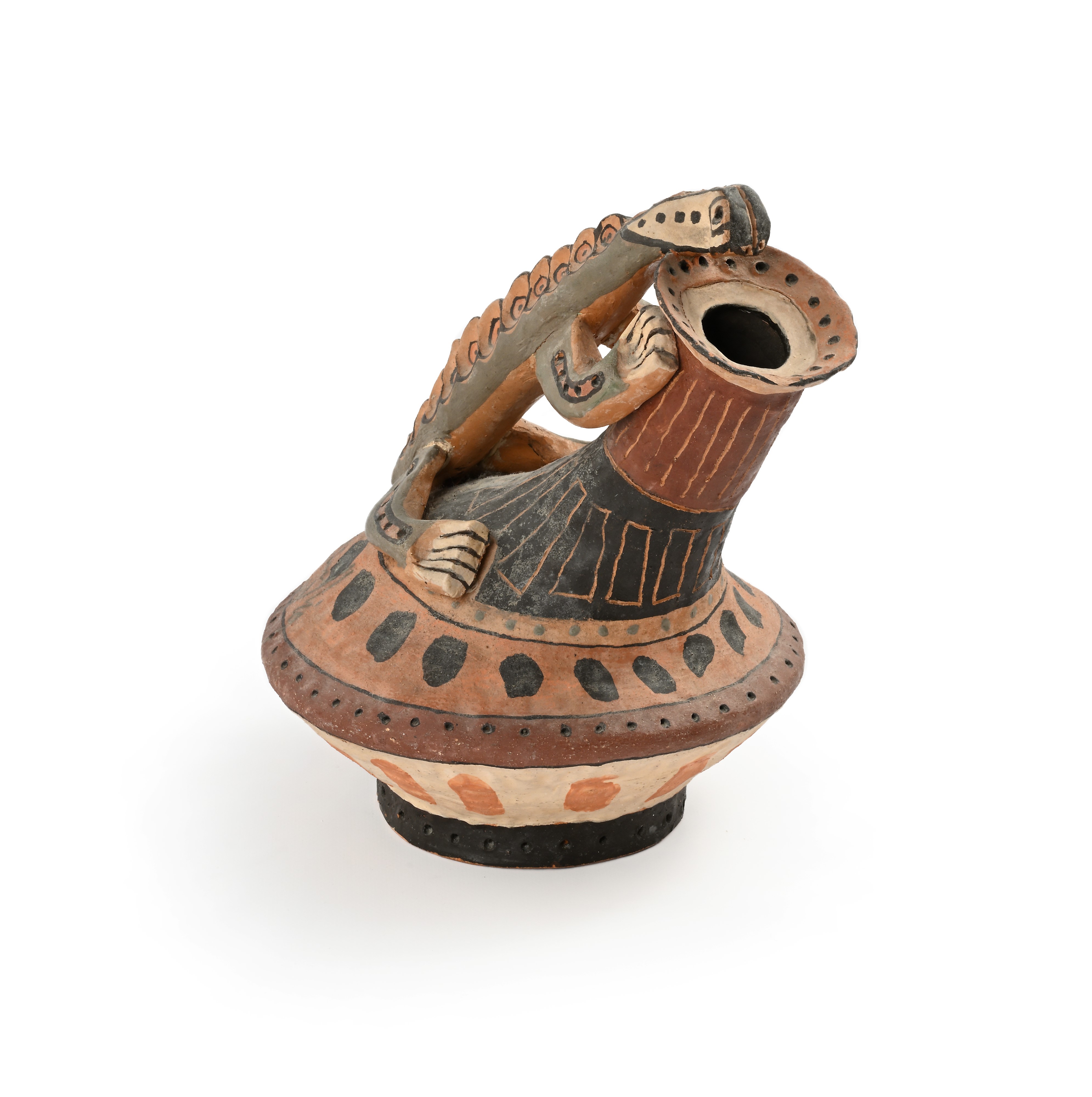 Vaso in terracotta decorata a motivi geometrici e con manico a forma di iguana