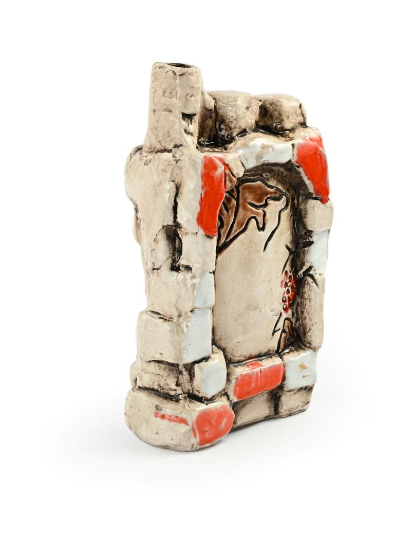 Vaso in ceramica smaltata decorata con motivi di foglie e grappoli d'uva