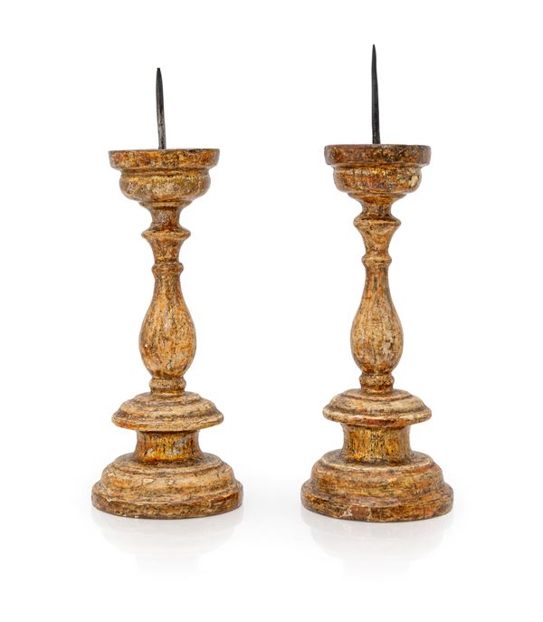 Coppia di piccoli candelieri in legno, XIX secolo