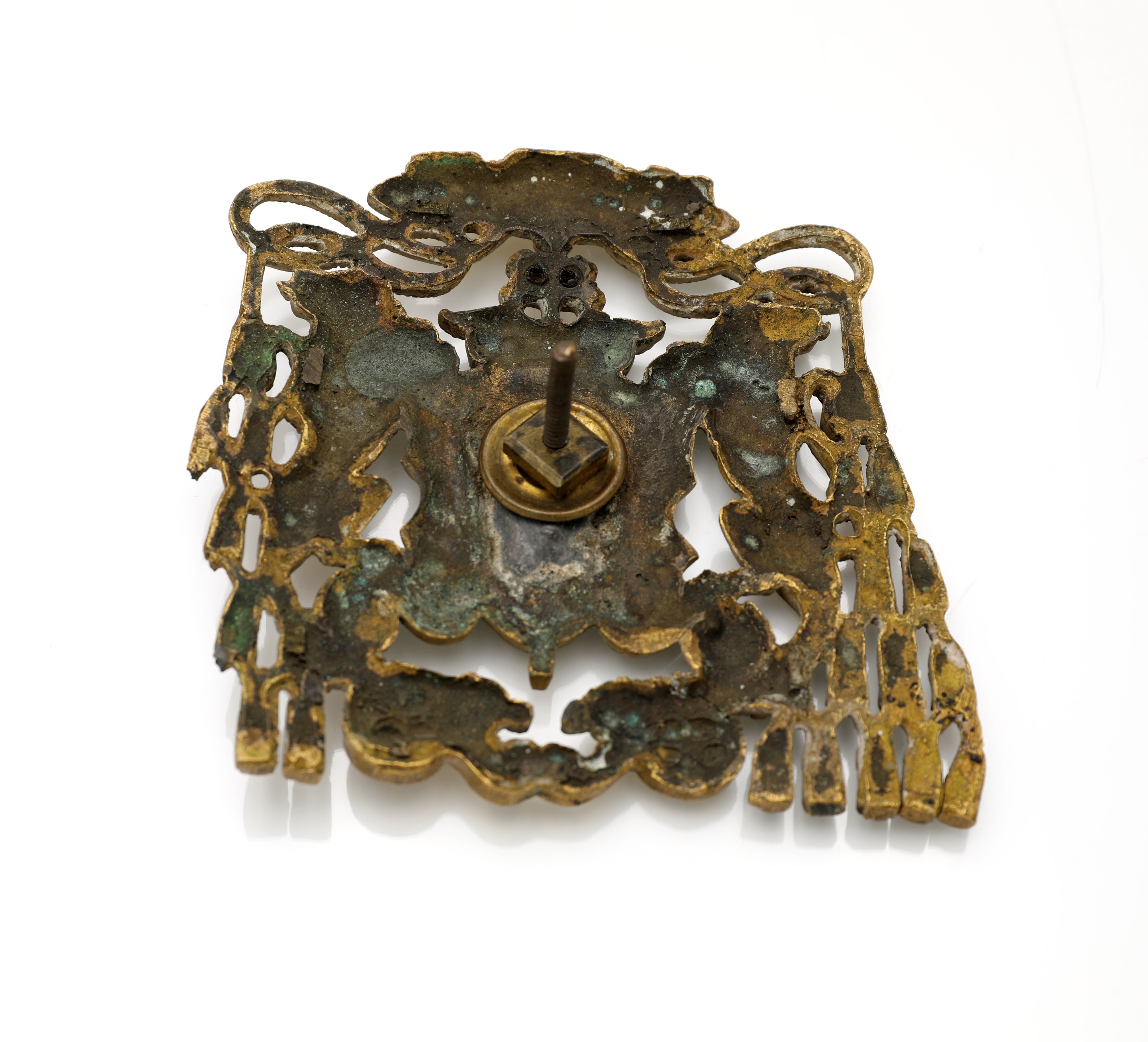 Fregio in bronzo dorato raffigurante uno stemma ecclesiastico con braccio armato di spada, XIX se...