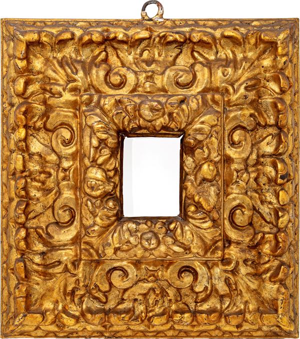 Piccola cornice in legno intagliato e dorato, XVII secolo