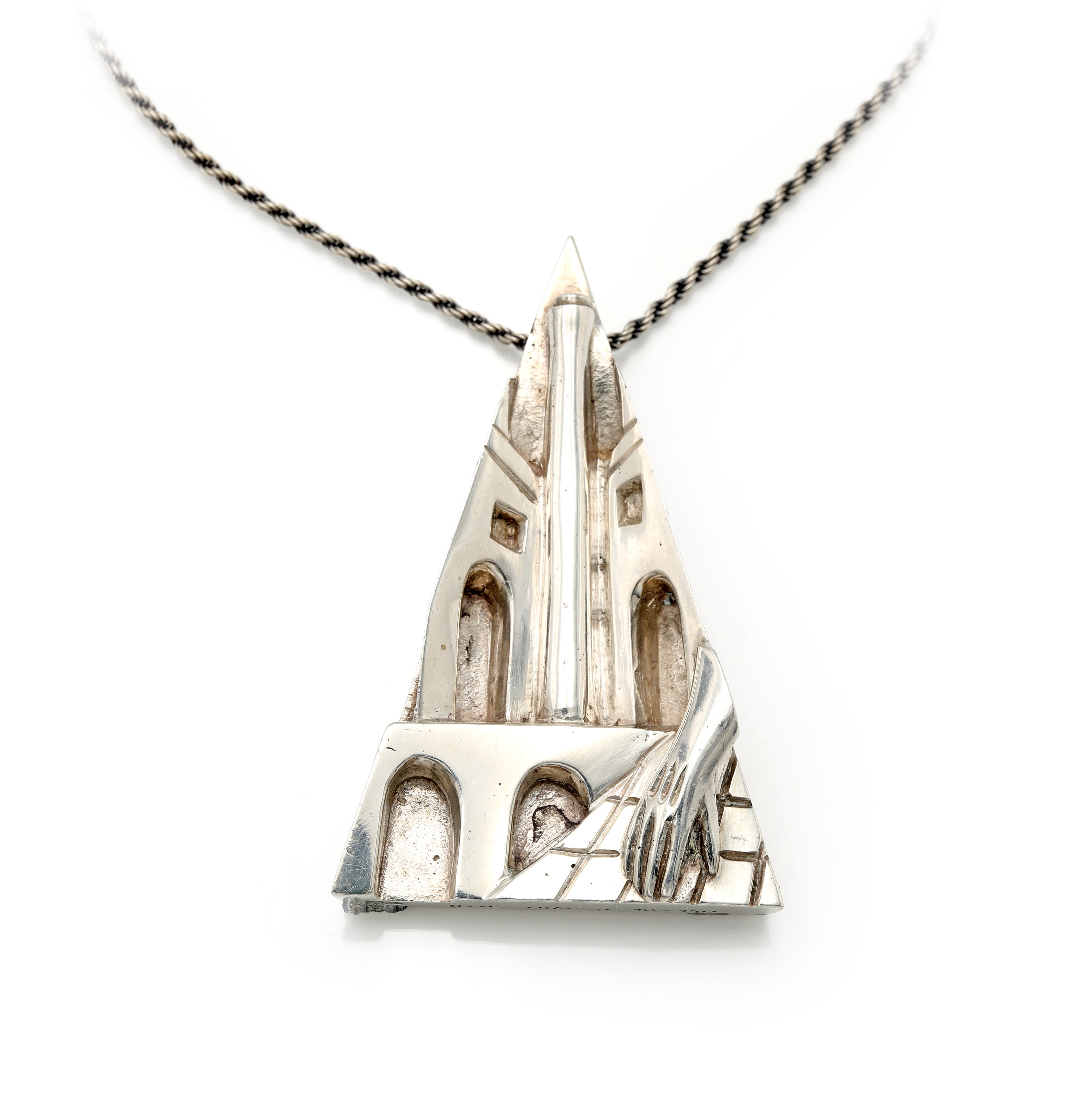 Giorgio De Chirico, Pendente a triangolo con guanto in argento (argento 800/000 e 925/000)