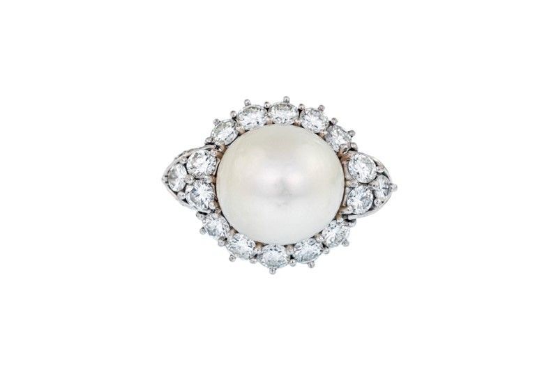 Anello in Oro Bianco con Grande Perla e Brillanti