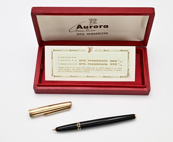 Aurora Gran Lusso oro massiccio 333/000 - Penna stilografica in resina nera con cappuccio in oro giallo 333/000