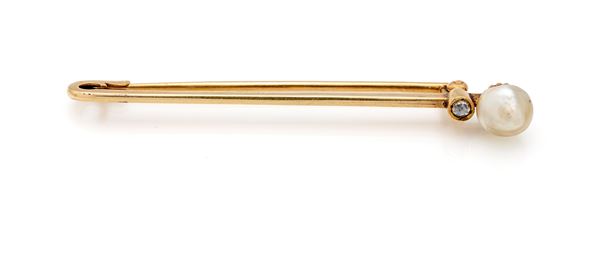 Spilla a barretta in oro, perla e diamante