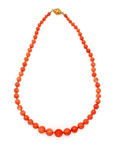 Collana in corallo e oro giallo 750/000, perle a taglio sferico