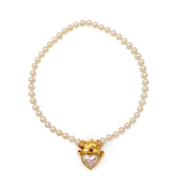 Collana di perle ed oro.