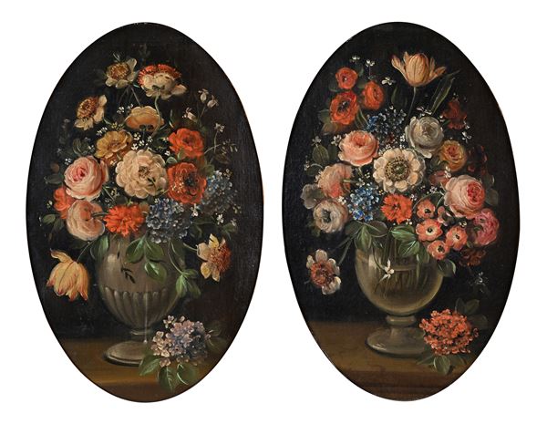 Pittore del XX secolo - Coppia di dipinti ovali raffiguranti vasi con fiori