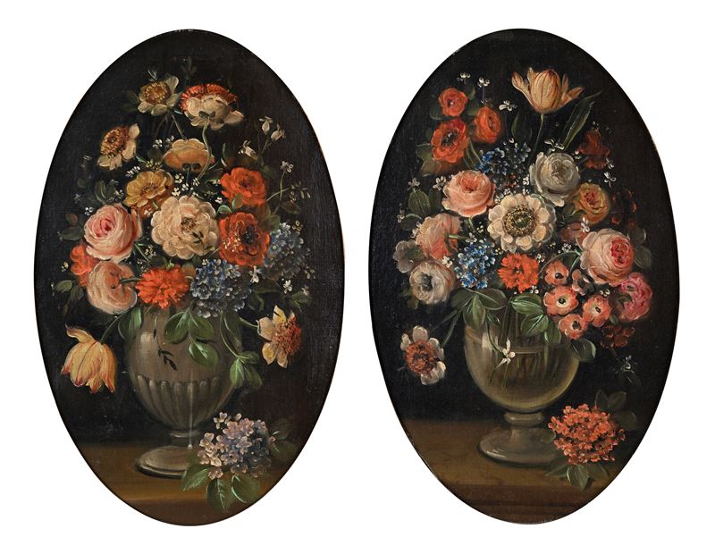 Coppia di dipinti ovali raffiguranti vasi con fiori
