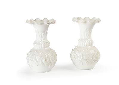 Coppia di vasi da fiori in opaline bianca, altezza cm 20,5