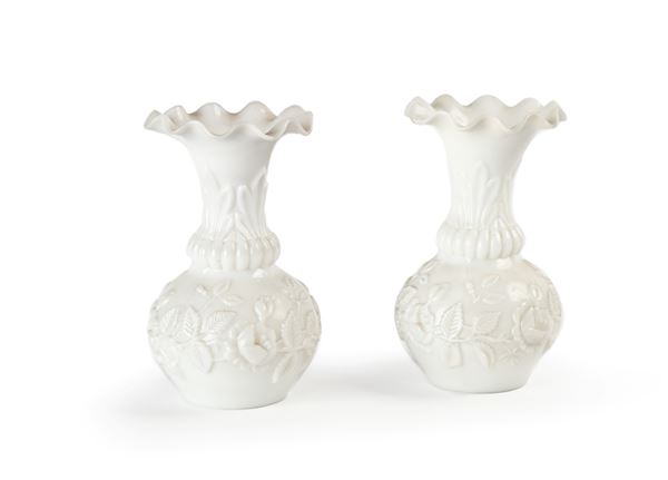 Coppia di vasi da fiori in opaline bianca  - Auction Time Auction - Antiques: Furniture, Accessories and Porcelain - Casa d'Aste Arcadia