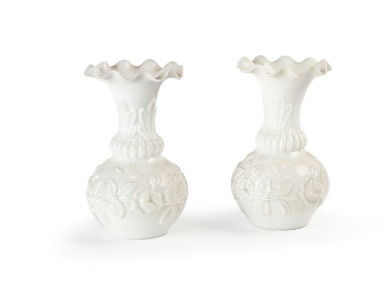 Coppia di vasi da fiori in opaline bianca, altezza cm 20,5