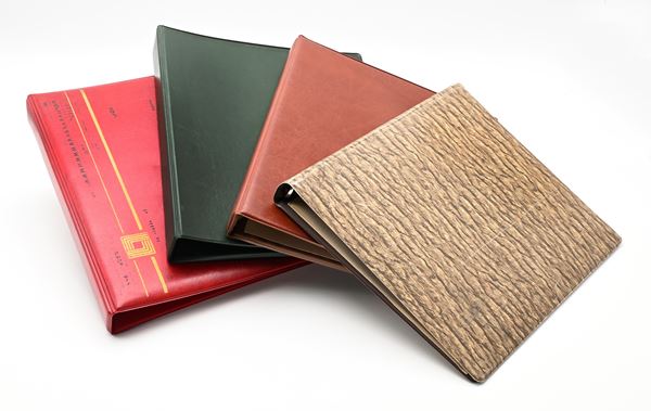 4 Album per monete in similpelle: 2 a quattro e 2 a tre anelli interni in metallo (cm 26x22,5)