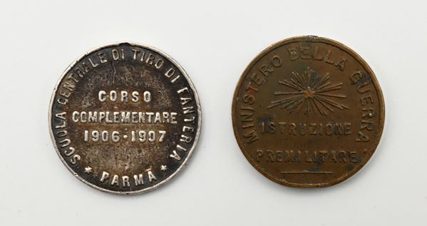 Medaglia in argento Scuola Centrale di Tiro di Fanteria Parma Corso Complementare 1906/7 (3,7 grammi); Medaglia in bronzo Istruzione Premilitare Ministero della Guerra Vittorio Emanuele III Regno d'Italia