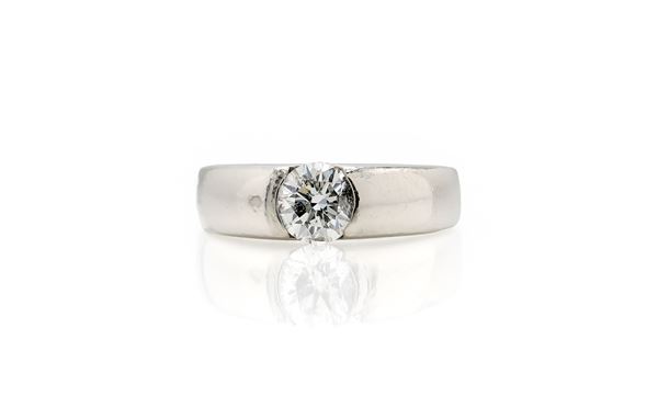 Anello a sigillo in platino e brillante solitario