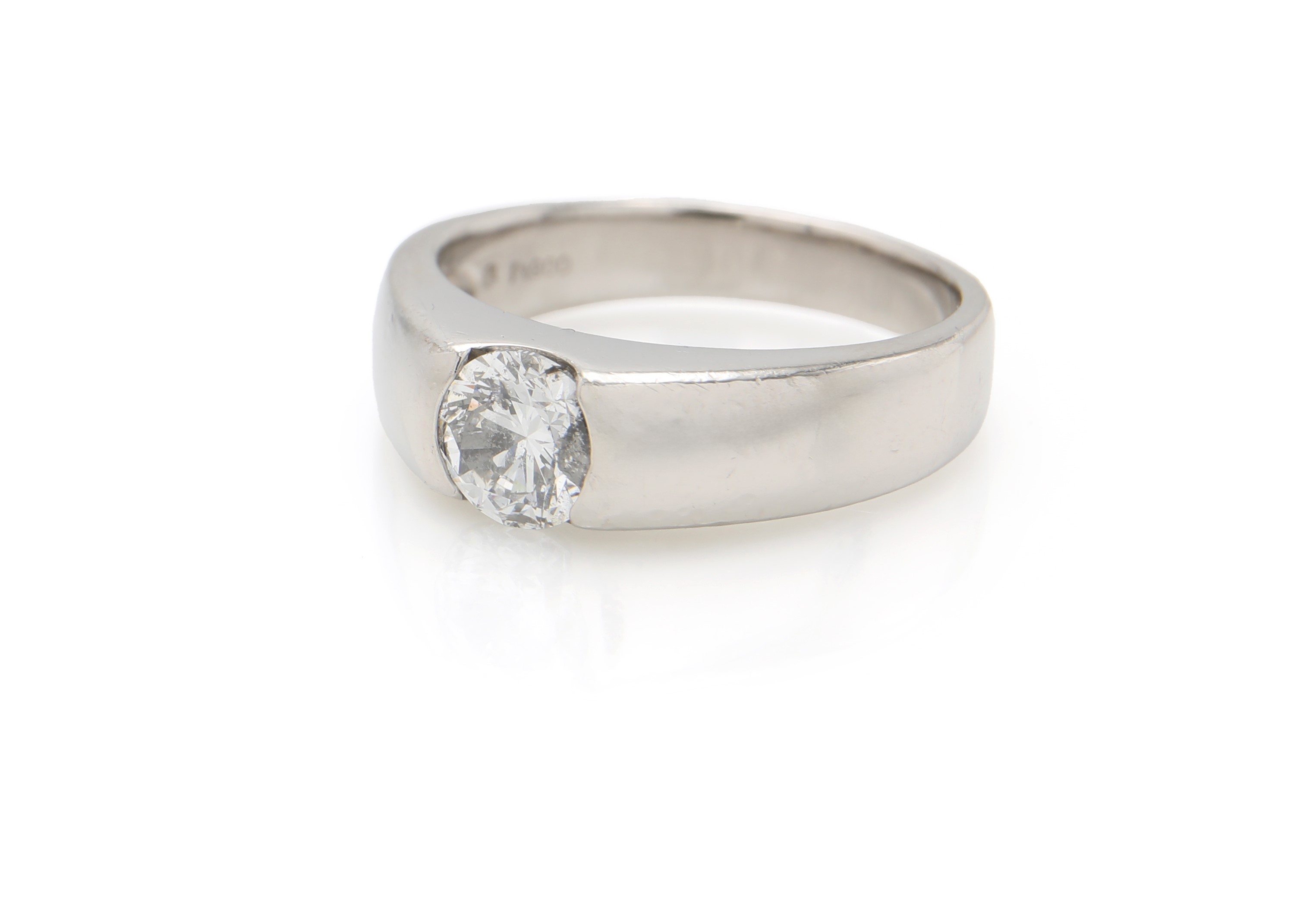 Anello a sigillo in platino 900/000 con diamante rotondo brillante solitario