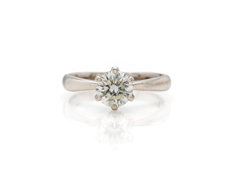 Platino 900, Anello con diamante solitario centrale da 1,04 ct
