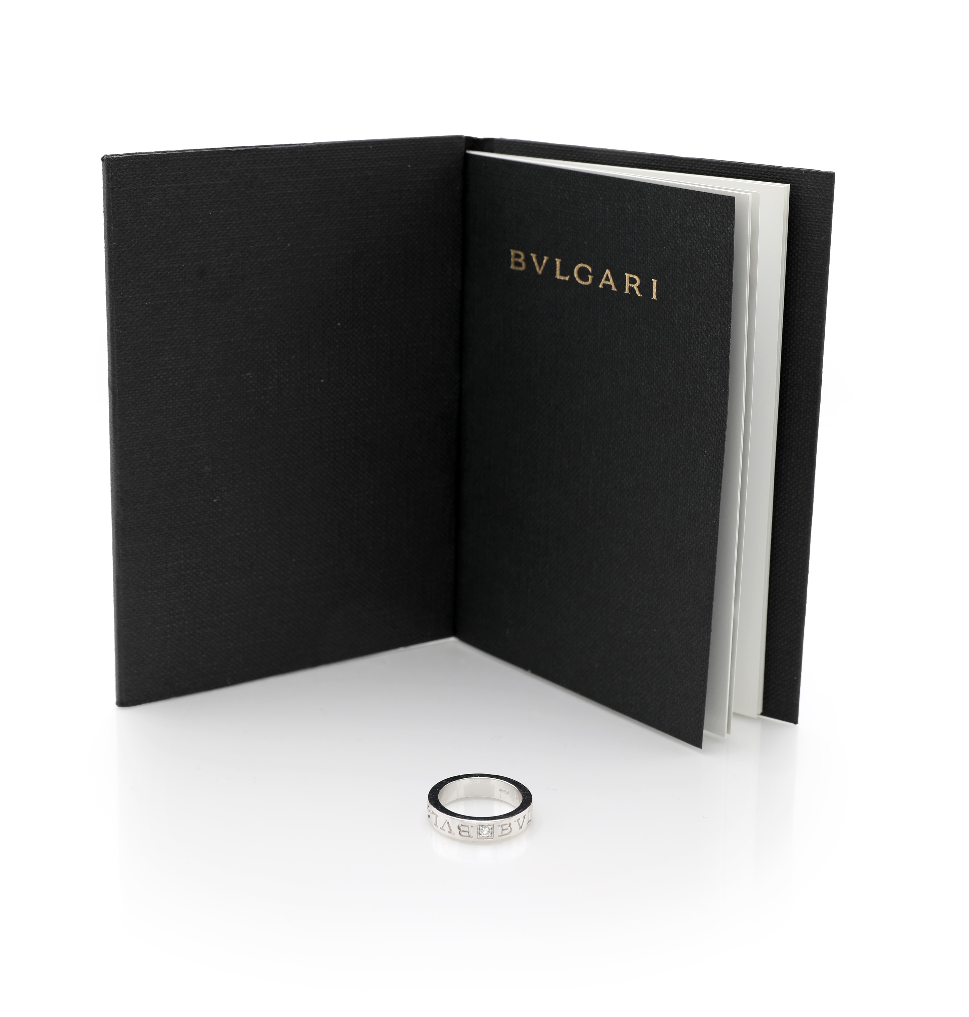 Bulgari, fede in oro e brillante